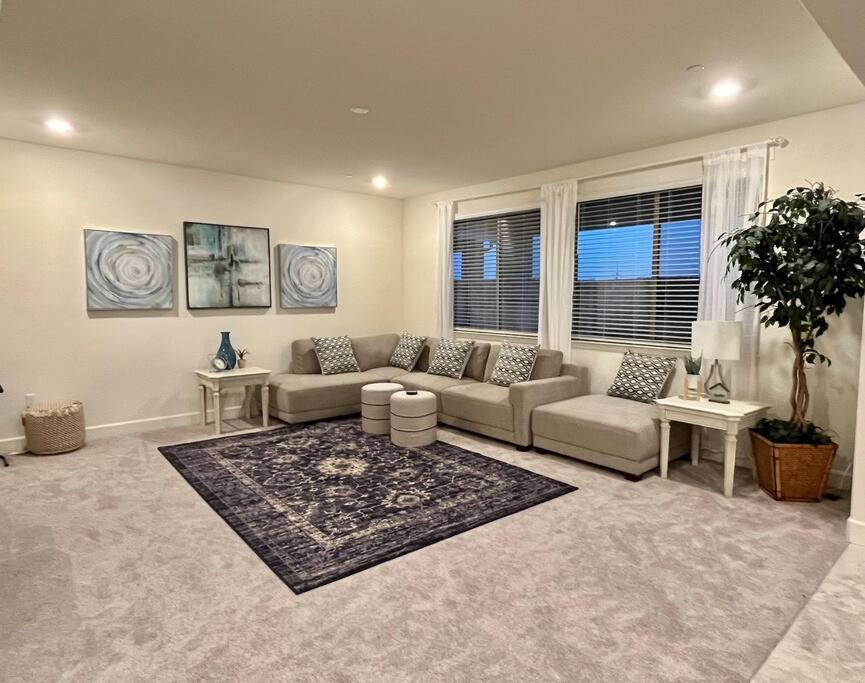 Brand-New, Beautiful & Stylish Home In Sacramento! Екстериор снимка