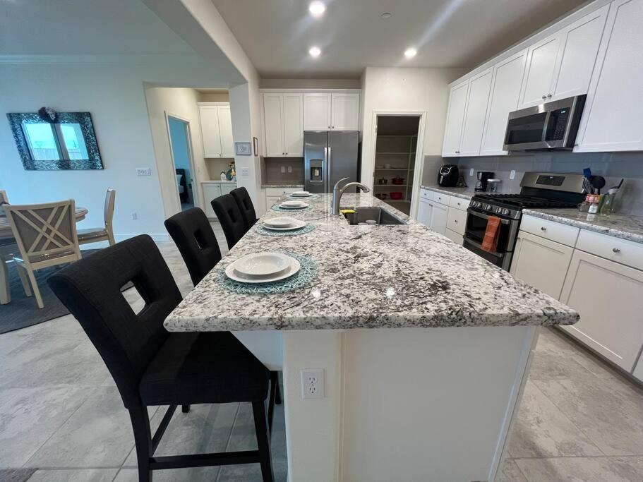 Brand-New, Beautiful & Stylish Home In Sacramento! Екстериор снимка