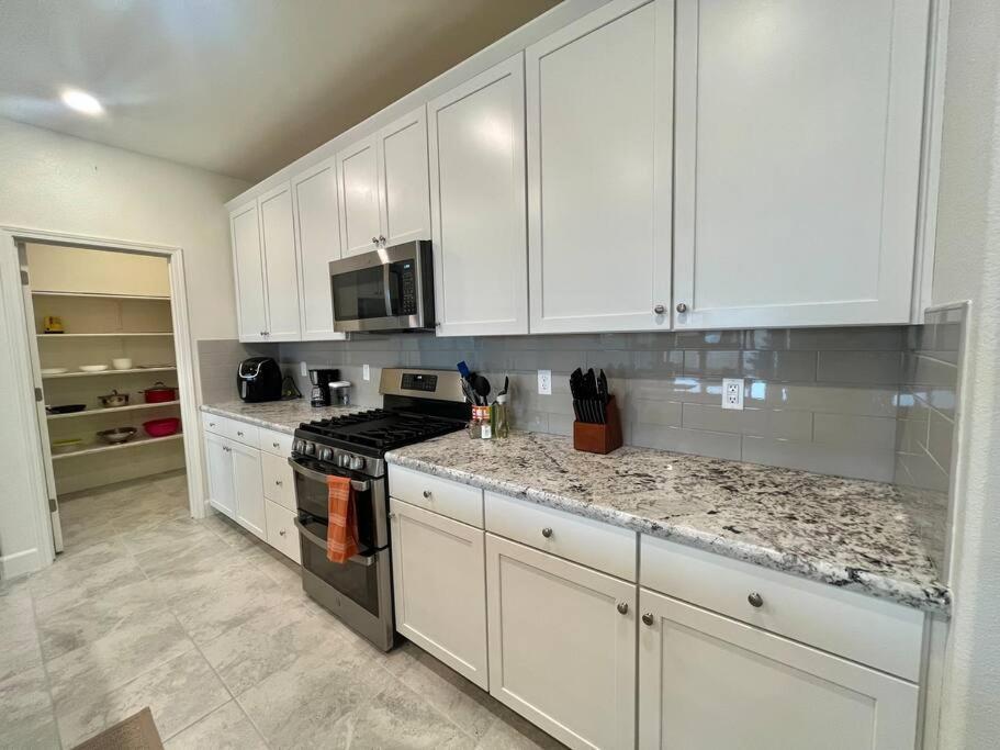 Brand-New, Beautiful & Stylish Home In Sacramento! Екстериор снимка